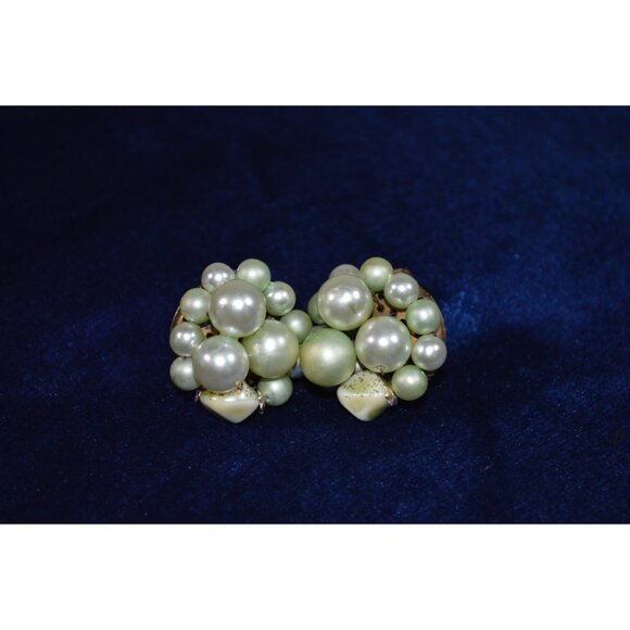 Vintage Faux Pearl Cluster Clip on Earrings Seafoam Pastel Pale Green - Picture 4 of 6